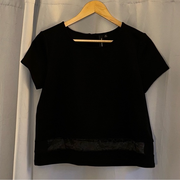 Boxy, black top with sheer lower hem - Picture 3 of 11